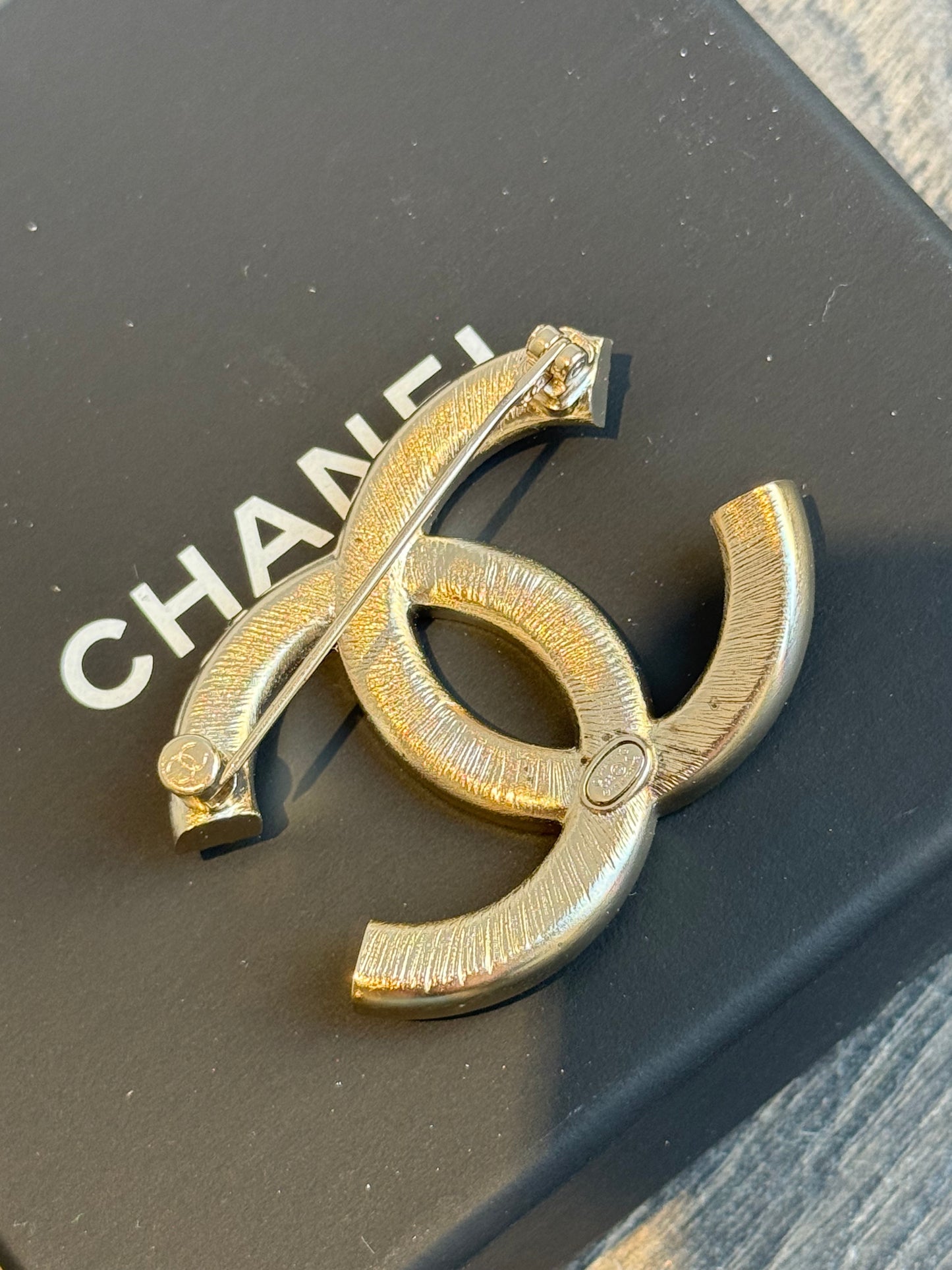 Spilla Chanel smalto nero