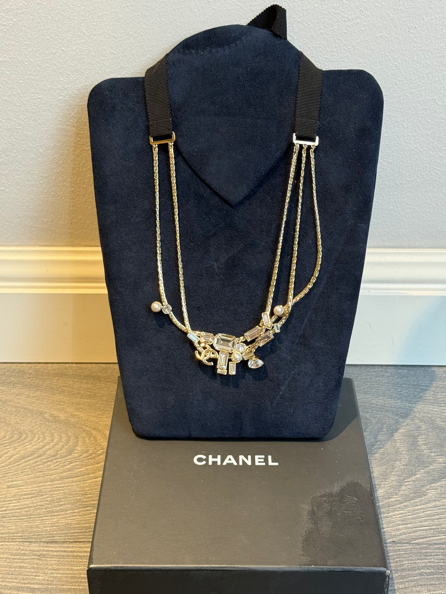 Collana Chanel con pietre