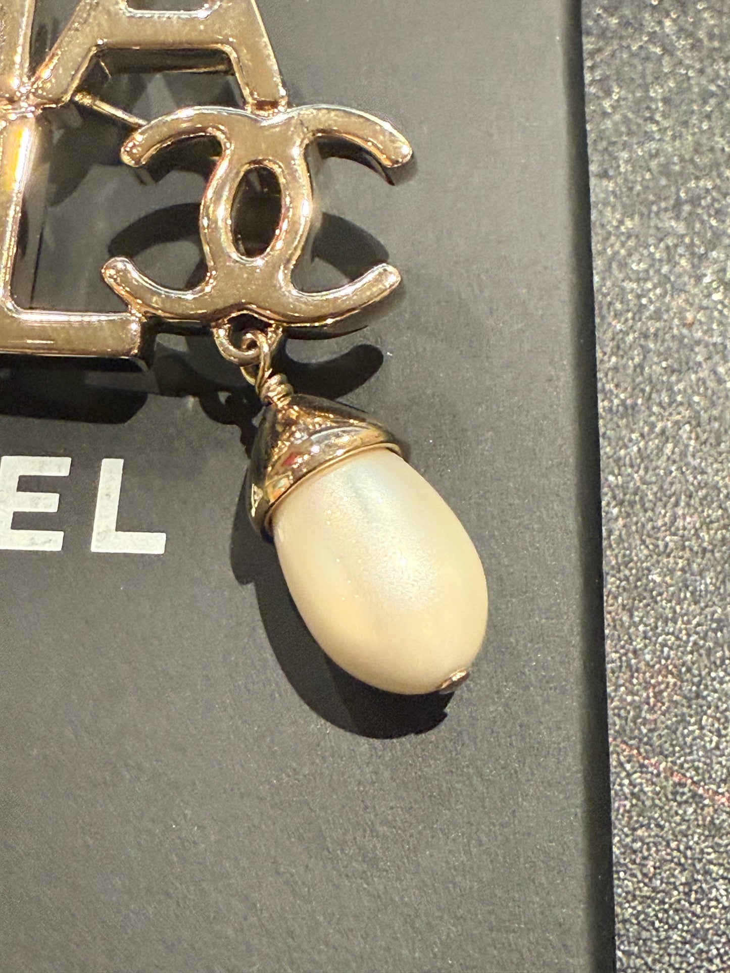 Spilla Chanel con perle
