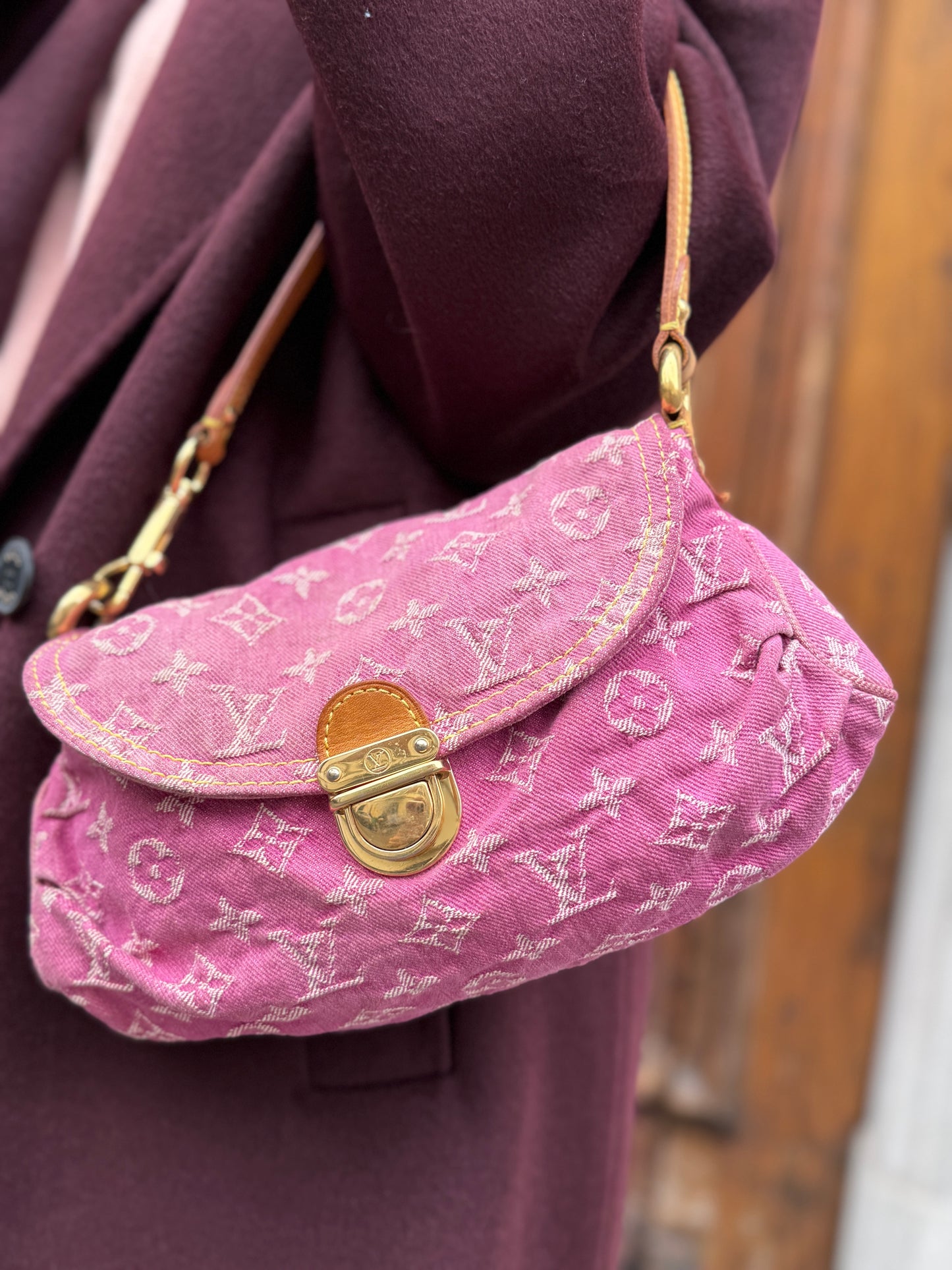 borsa a spalla Louis Vuitton “Pleaty” PM in tela denim monogram rosa