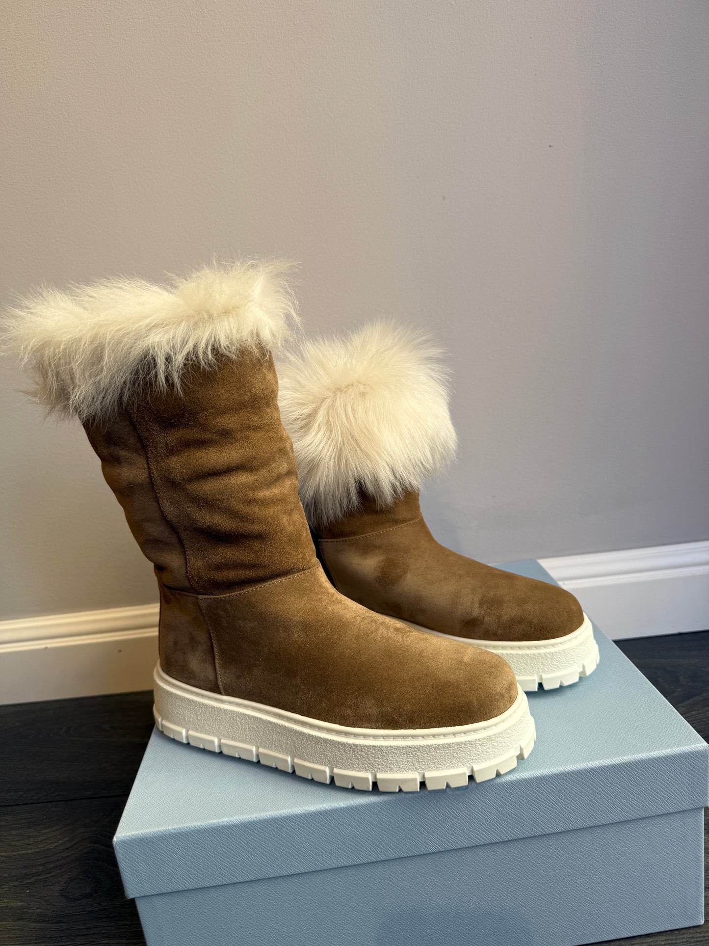 Stivaletti  Prada in velluto cammello con pelo