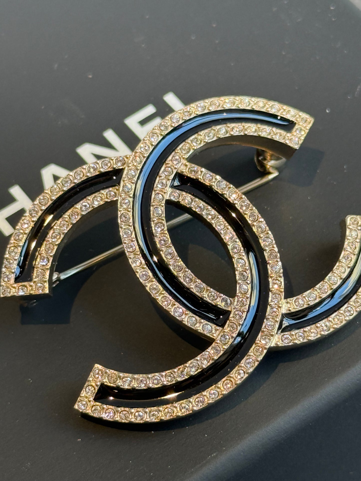 Spilla Chanel smalto nero