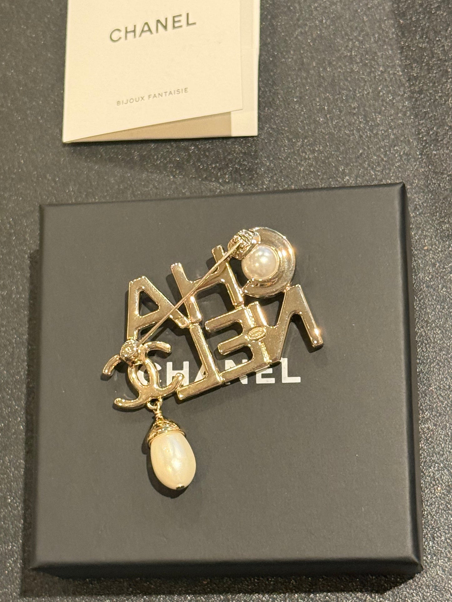 Spilla Chanel con perle