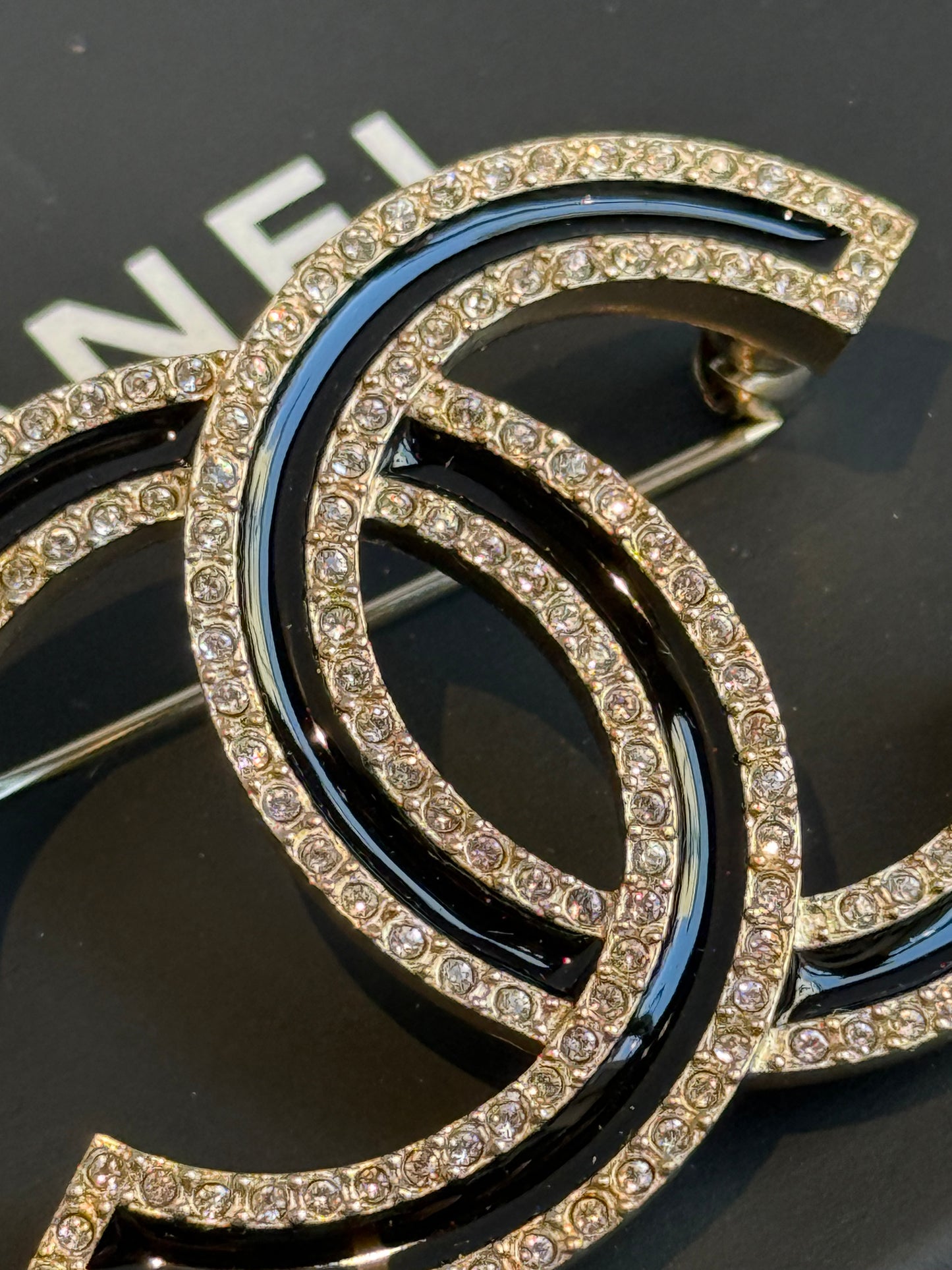 Spilla Chanel smalto nero