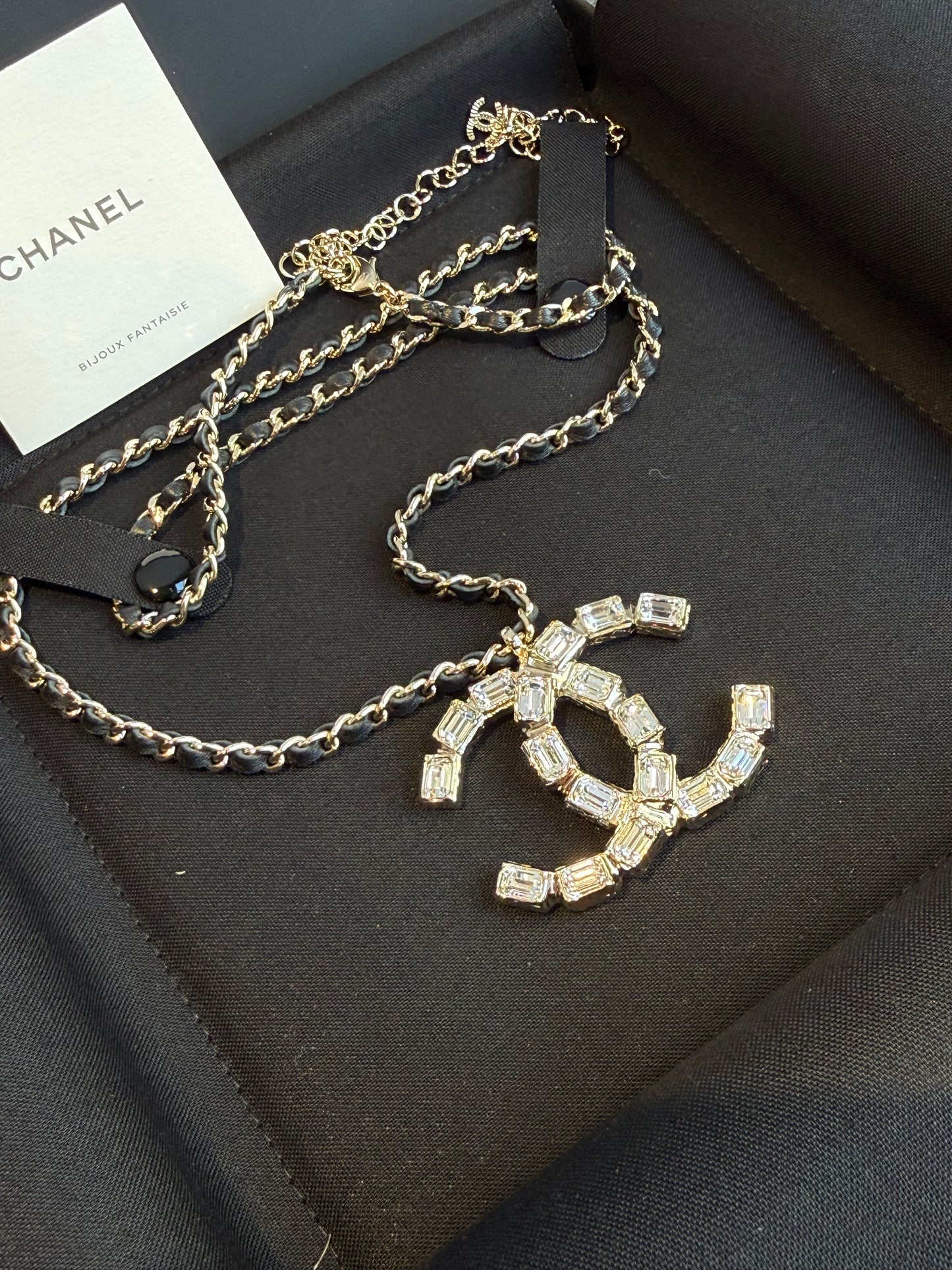 Collana Chanel lunga con Charm grande logo