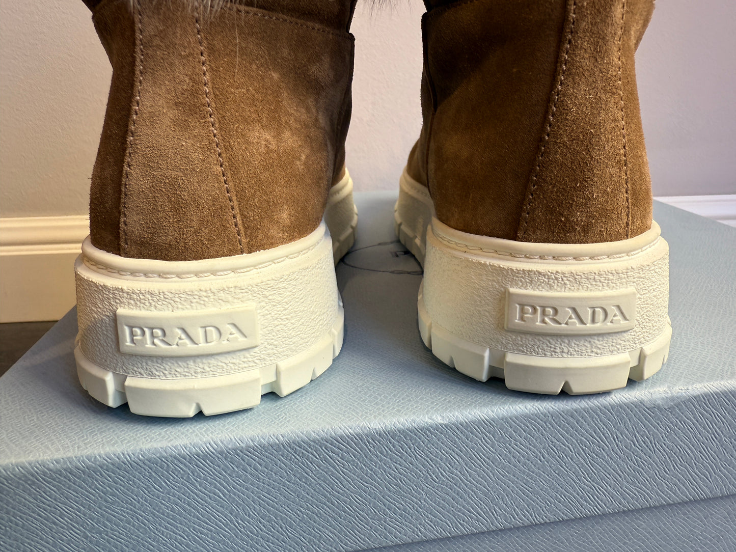 Stivaletti  Prada in velluto cammello con pelo