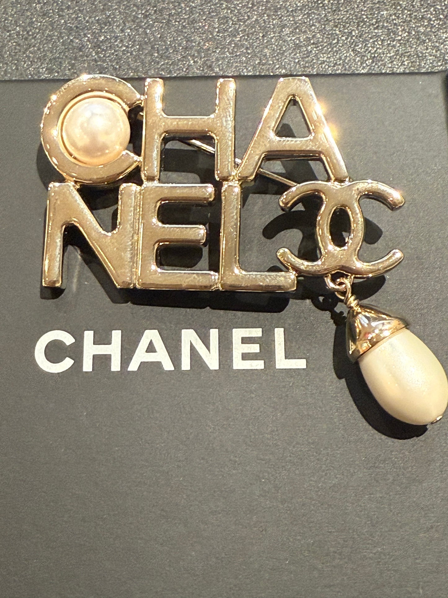 Spilla Chanel con perle