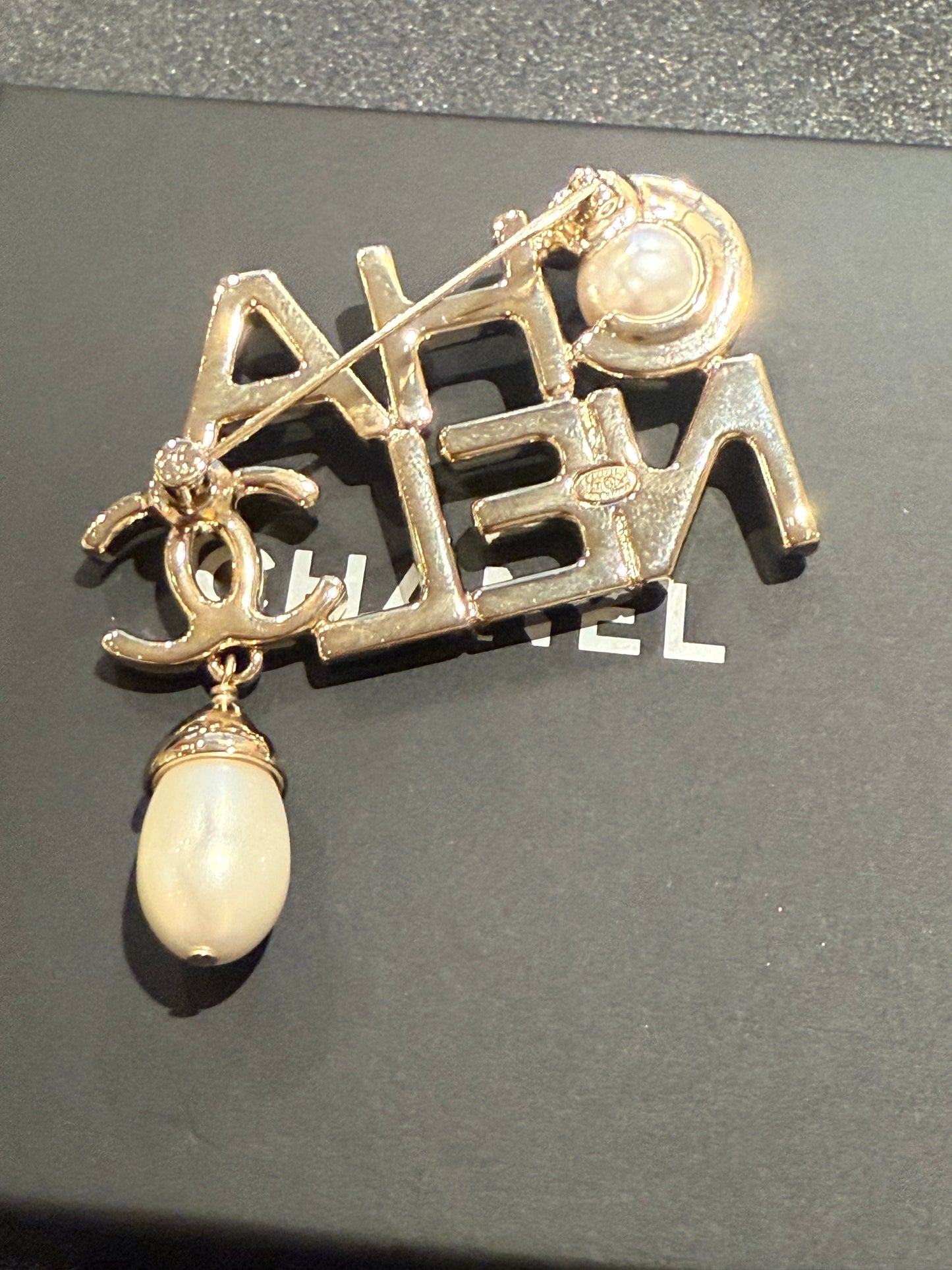 Spilla Chanel con perle
