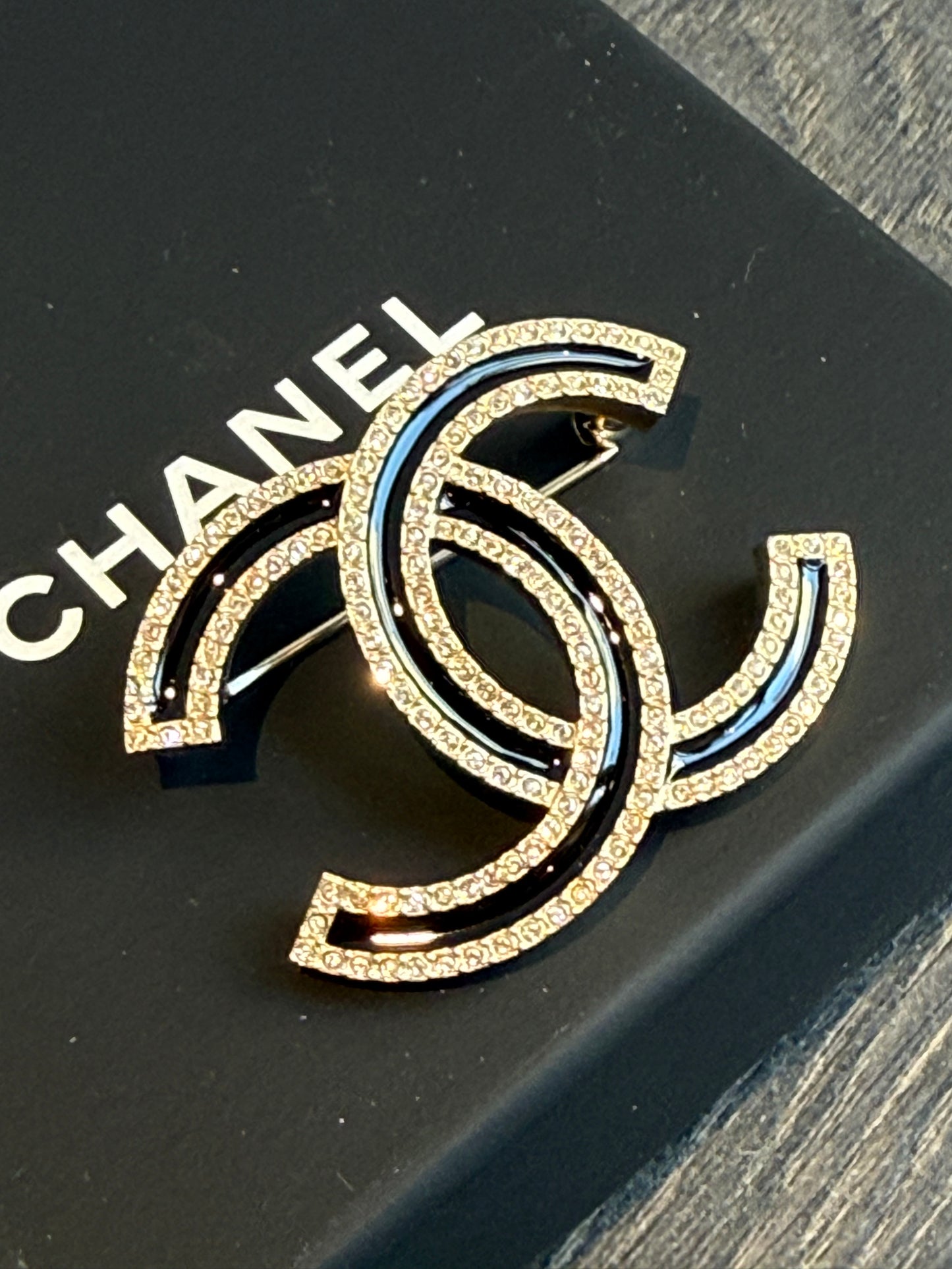Spilla Chanel smalto nero
