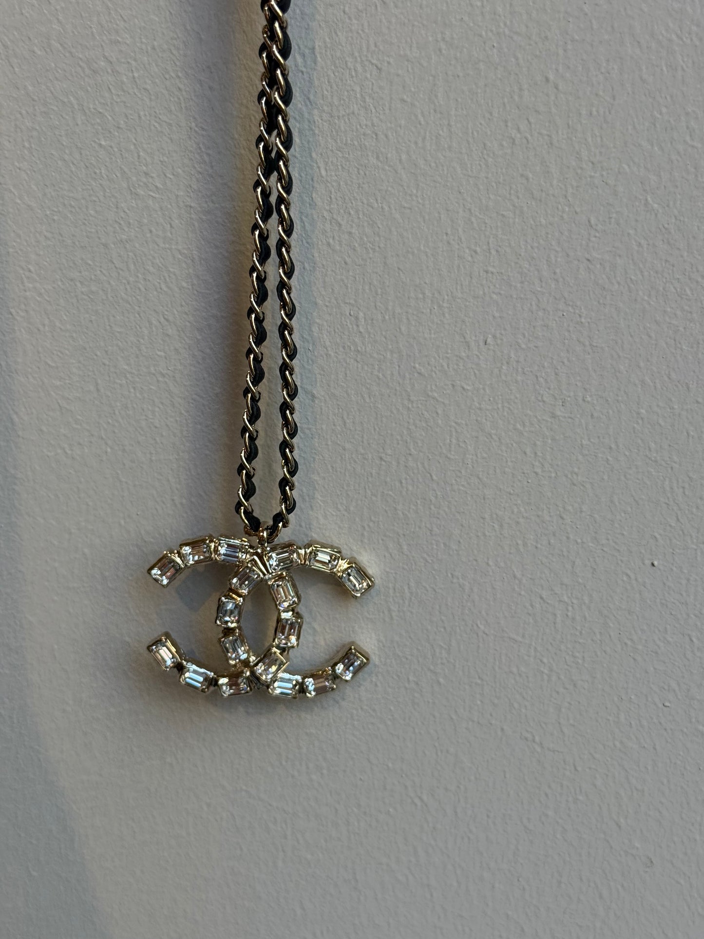 Collana Chanel lunga con Charm grande logo