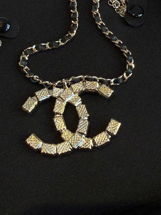 Collana Chanel lunga con Charm grande logo