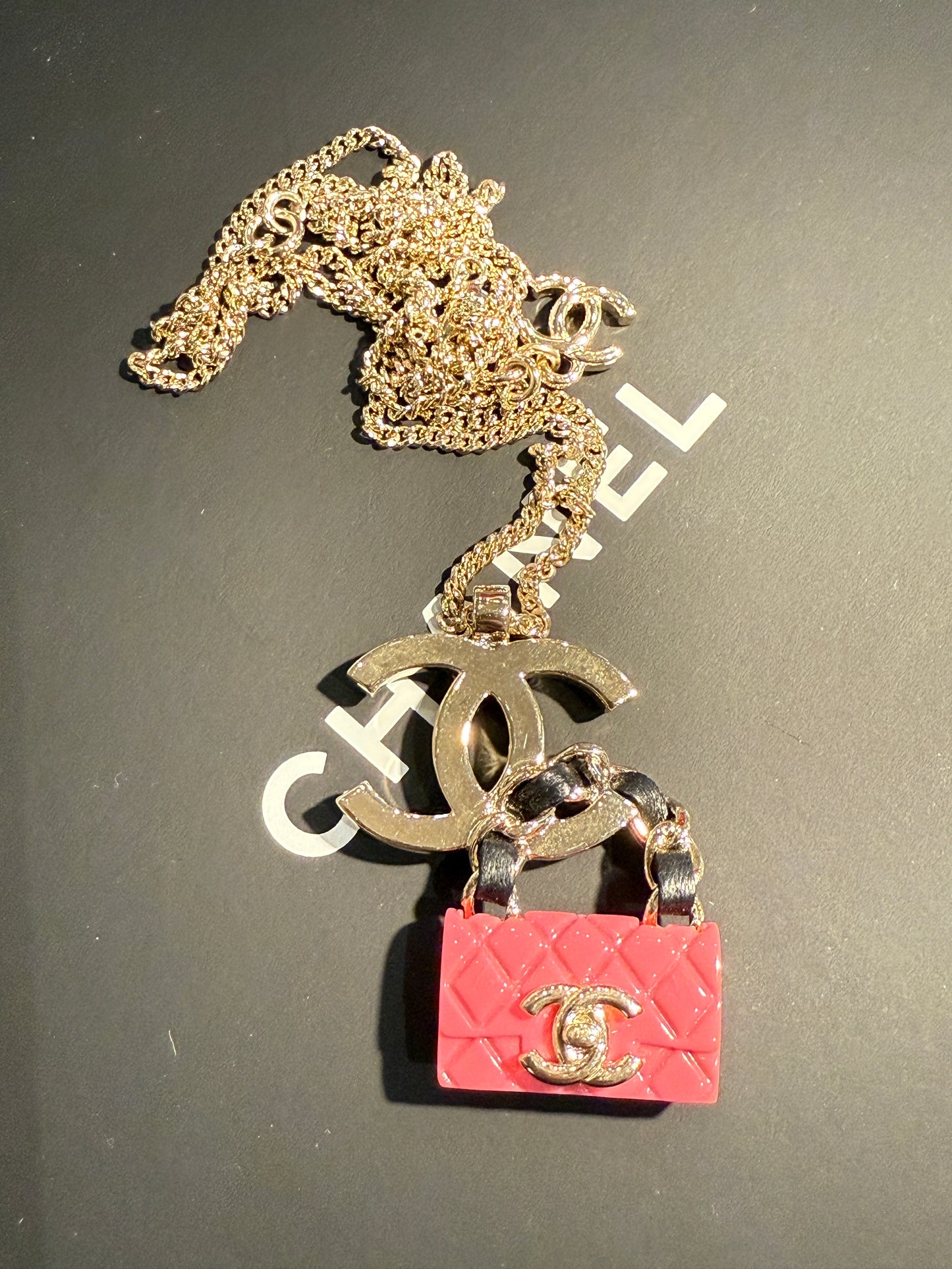 Collana Chanel con borsetta fucsia
