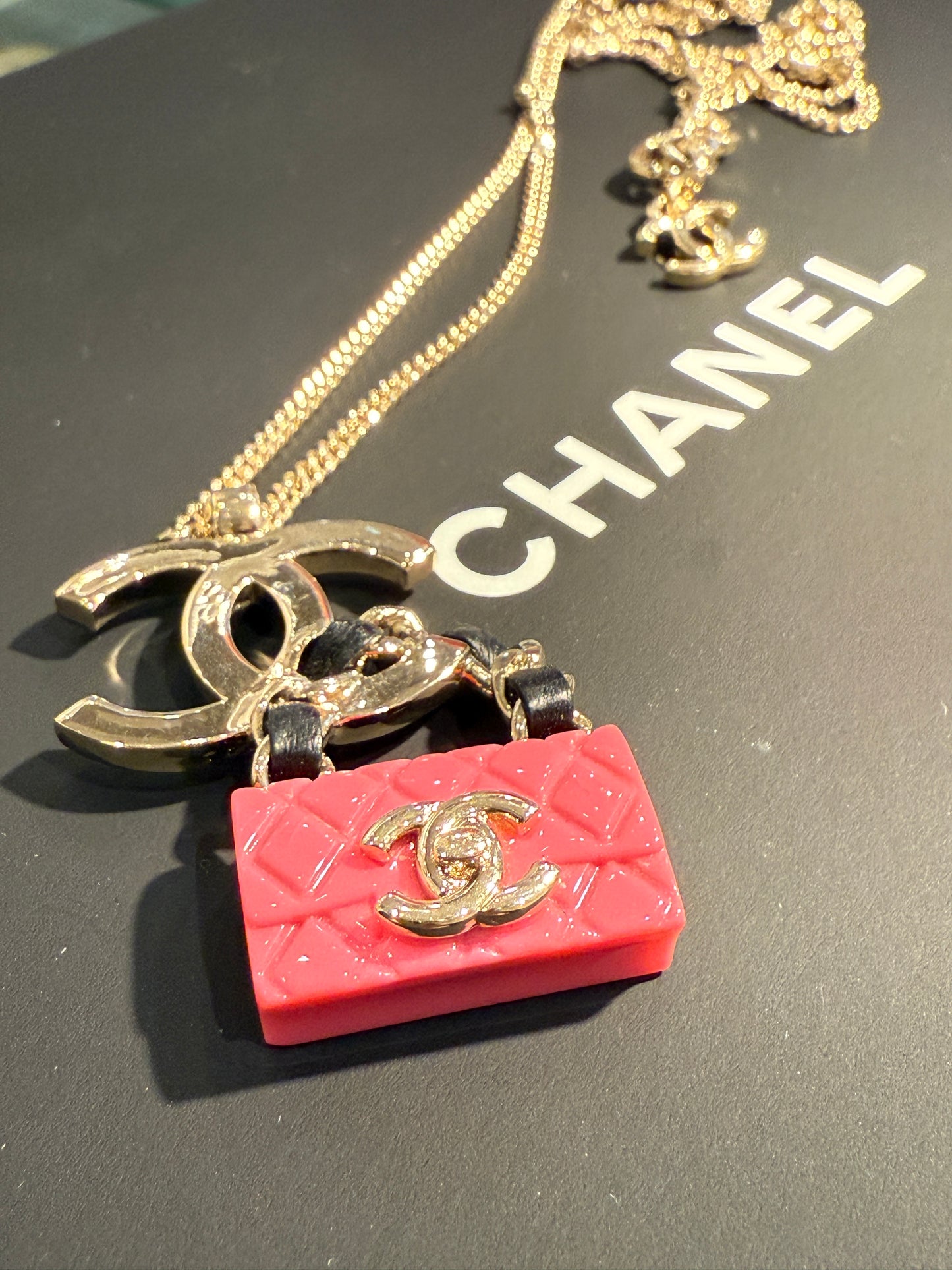 Collana Chanel con borsetta fucsia