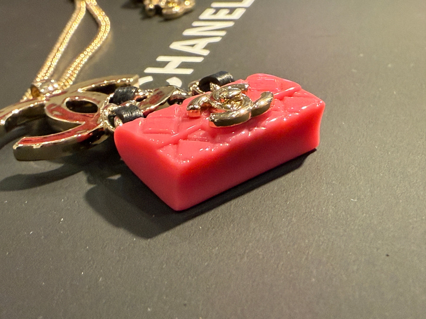 Collana Chanel con borsetta fucsia